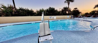 Spacious oceanfront 2 bedroom condo Tropical resort near Barefoot Landing 802