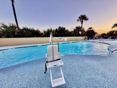 Spacious oceanfront 2 bedroom condo Tropical resort near Barefoot Landing 802
