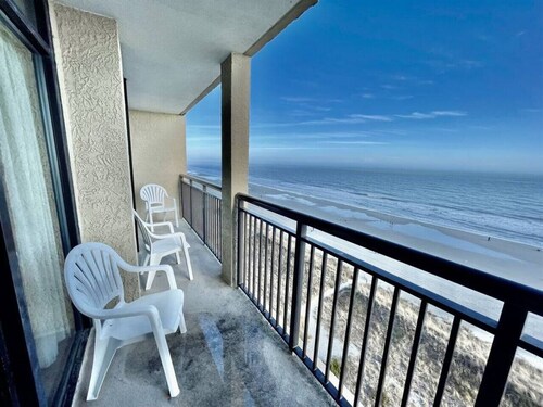 Spacious oceanfront 2 bedroom condo Tropical resort near Barefoot Landing 802