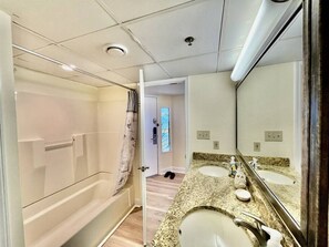 SĂšche-cheveux, serviettes fournies, papier toilette