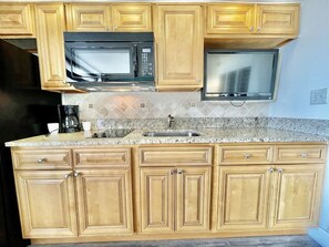 Geladeira, micro-ondas, cooktop, cafeteira/chaleira