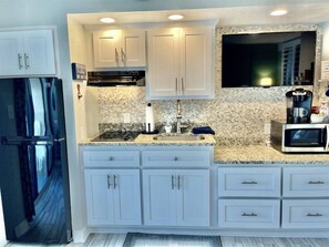 ثلاجة، ميكروويف، موقد طهي مسطح، ماكينة لصنع القهوة/الشاي