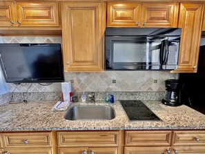 Kühlschrank, Mikrowelle, Herdplatte, Wasserkocher mit Kaffee-/Teezubehör