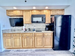 冷蔵庫、電子レンジ、コンロ、コーヒー / ティーメーカー