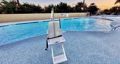 Tropical Resort, Beachfront Condo with amazing oceanfront views!! 609