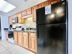 Køleskab, mikrobølgeovn, ovn, kogeplade