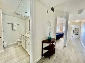 Sèche-cheveux, serviettes fournies, shampoing, papier toilette