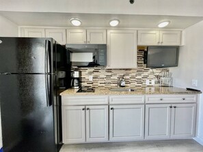 Køleskab, mikrobølgeovn, kogeplade, kaffe-/temaskine