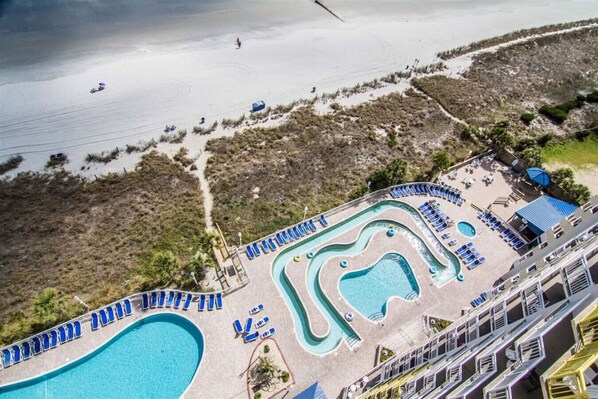 Een binnenzwembad en een verwarmd zwembad