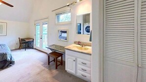 1 bedroom, iron/ironing board, WiFi, bed sheets - The Buttercup Cottage (San Marcos)