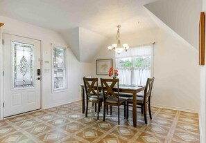 Dining - The Winecup Guest Cottage (San Marcos)