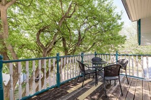 Outdoor dining - The Winecup Guest Cottage (San Marcos)