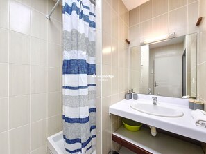 Douche, sèche-cheveux, serviettes fournies