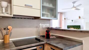 Jääkaappi, mikroaaltouuni, kahvin-/teenkeitin, vedenkeitin