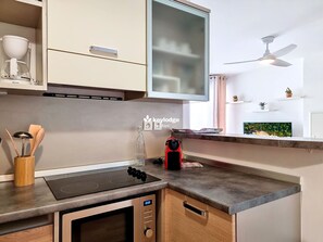 Kühlschrank, Mikrowelle, Wasserkocher mit Kaffee-/Teezubehör