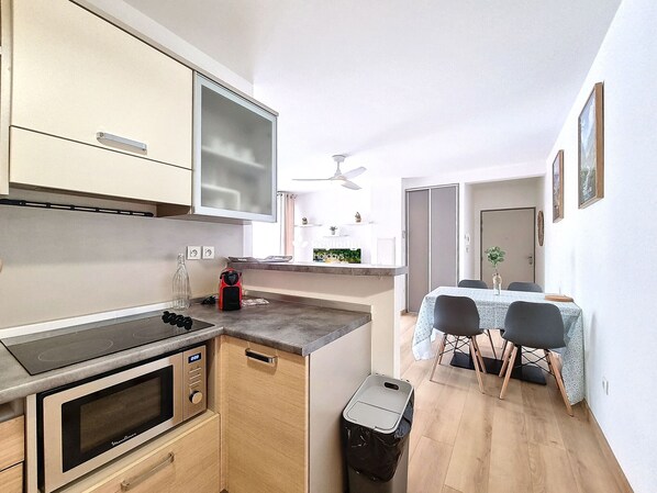 Kühlschrank, Mikrowelle, Wasserkocher mit Kaffee-/Teezubehör