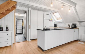 Kylskåp, spishäll, diskmaskin och kaffe- och tebryggare