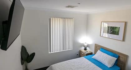 4 BDR Wandina Home with 5 TVs - Disability Access