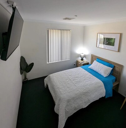 4 BDR Wandina Home with 5 TVs - Disability Access