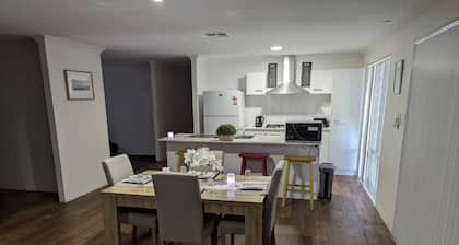 4 BDR Wandina Home with 5 TVs - Disability Access