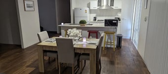 4 BDR Wandina Home with 5 TVs - Disability Access