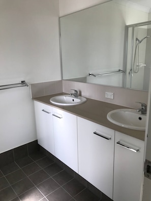 Douche, sèche-cheveux, serviettes fournies