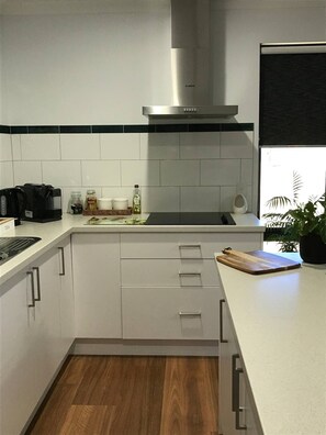 Jääkaappi, mikroaaltouuni, liesi, kahvin-/teenkeitin