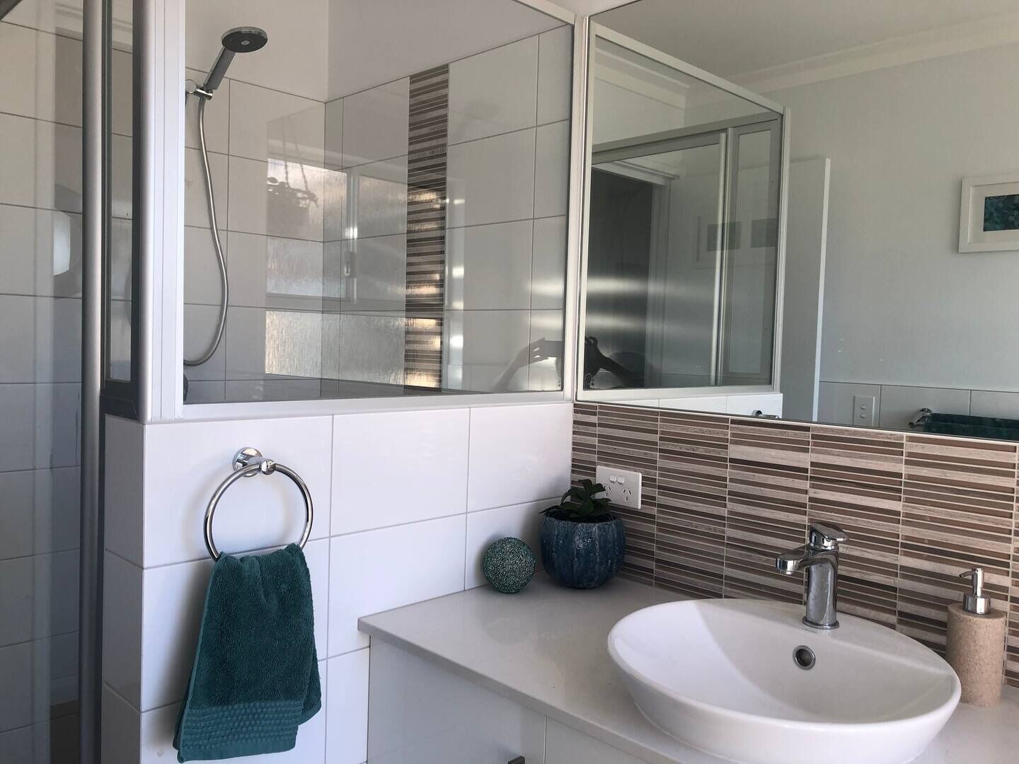 Suihku, hiustenkuivaaja, pyyhkeet