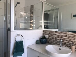 Suihku, hiustenkuivaaja, pyyhkeet