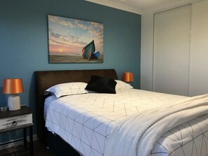 1 slaapkamer, een strijkplank/strijkijzer, beddengoed