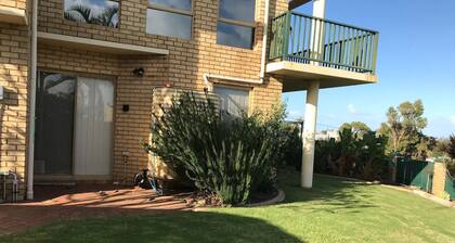 Marina Retreat Geraldton - Centrally Located in Garden Setting