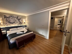 Ropa de cama de alta calidad y caja de seguridad en la habitación 