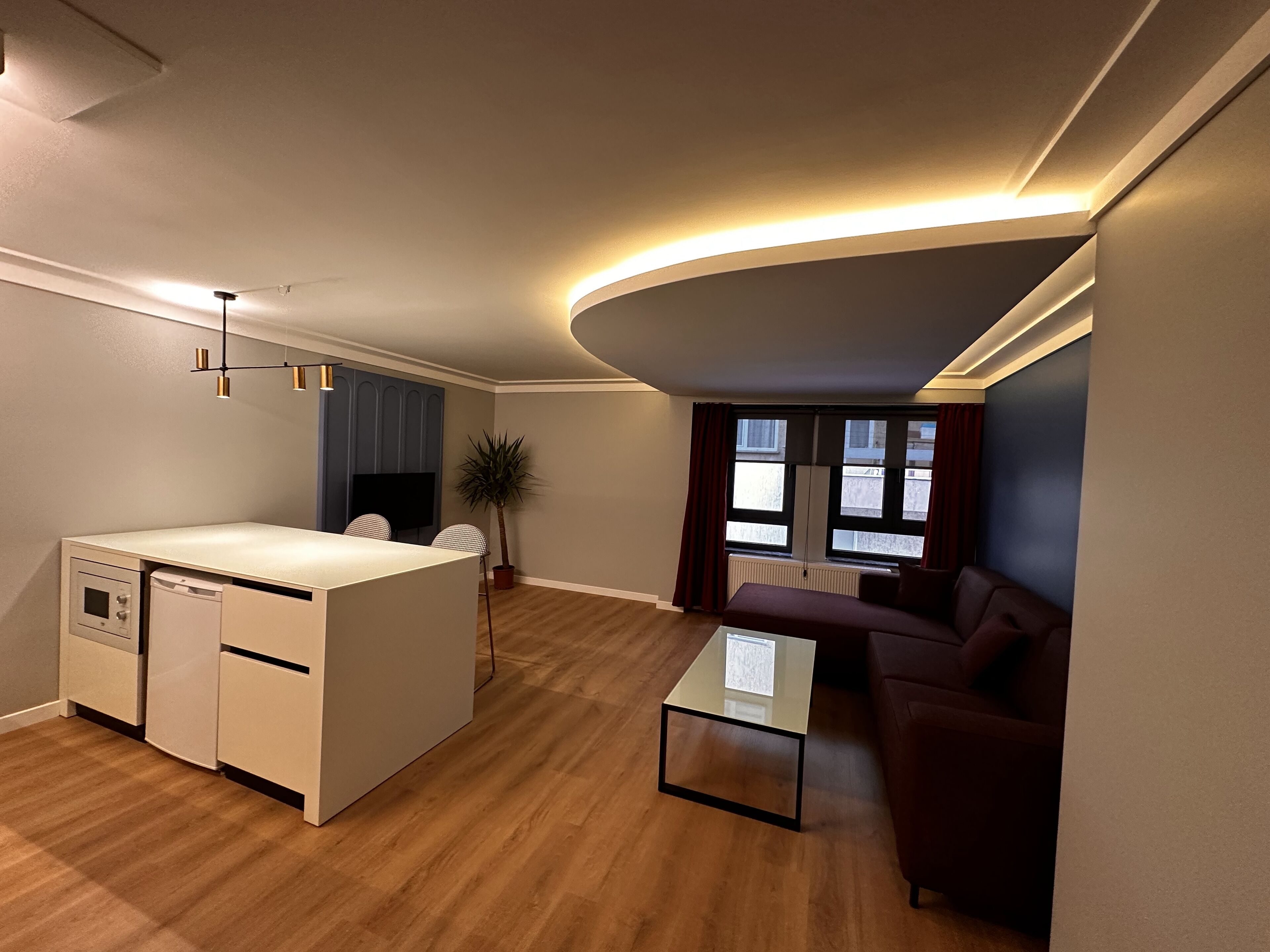 Klassieke kamer | Woonruimte | Een 100-cm smart-tv met satellietzenders