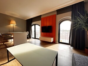 100-cm Smart TV with satellite channels - OTTO Tunalı Exclusive Suites (Ankara)