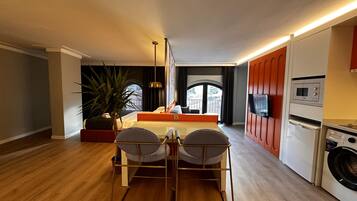 Minikjøleskap, mikrobølgeovn, ovn og kokeplater