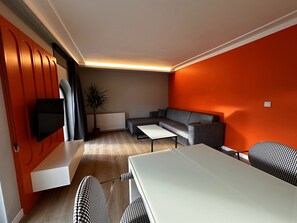 100-cm Smart TV with satellite channels