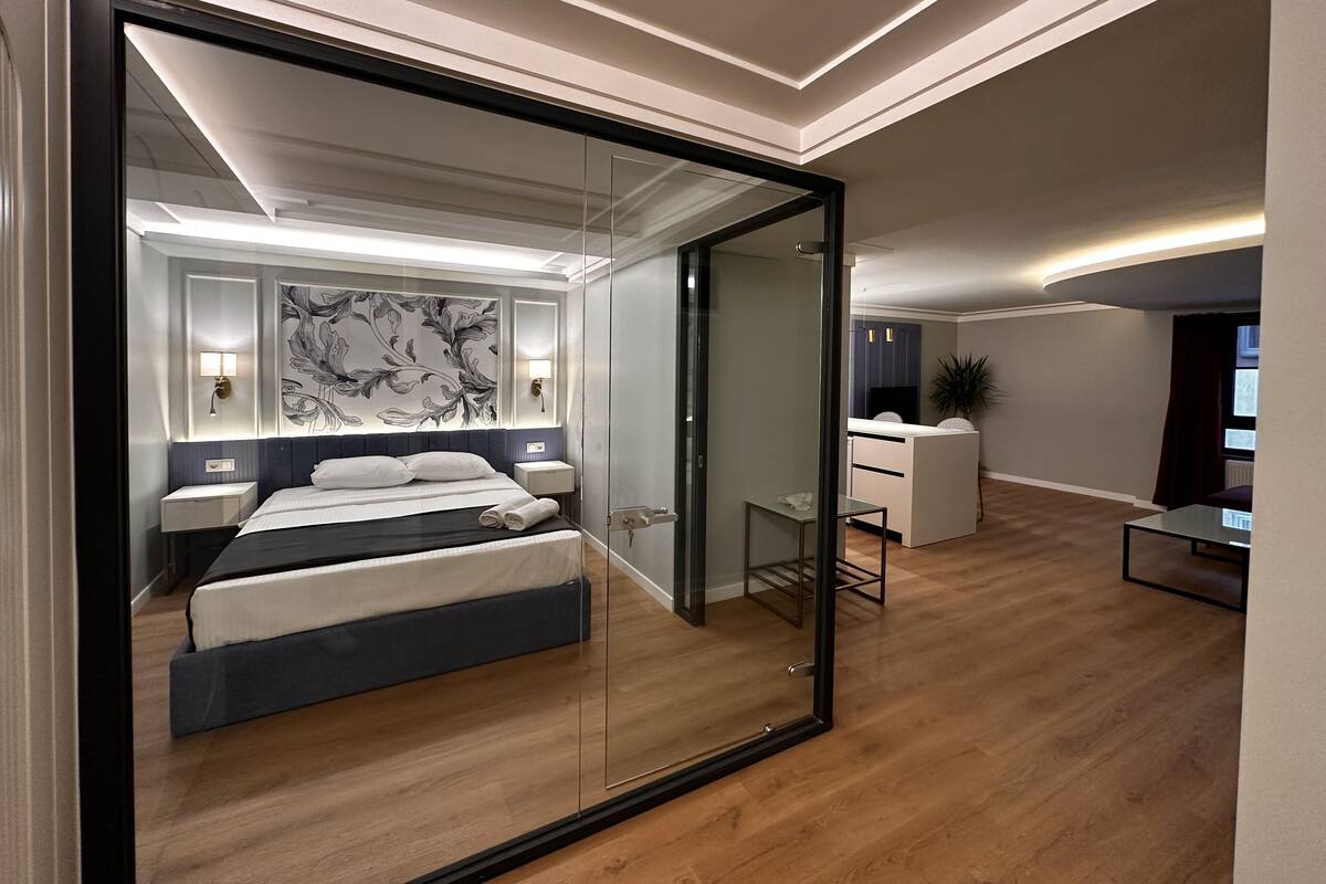 Classic Room | Premium bedding, in-room safe, desk, laptop workspace