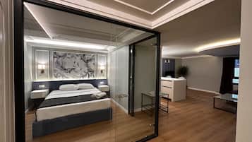 Classic Room | 1 bedroom, premium bedding, in-room safe, desk