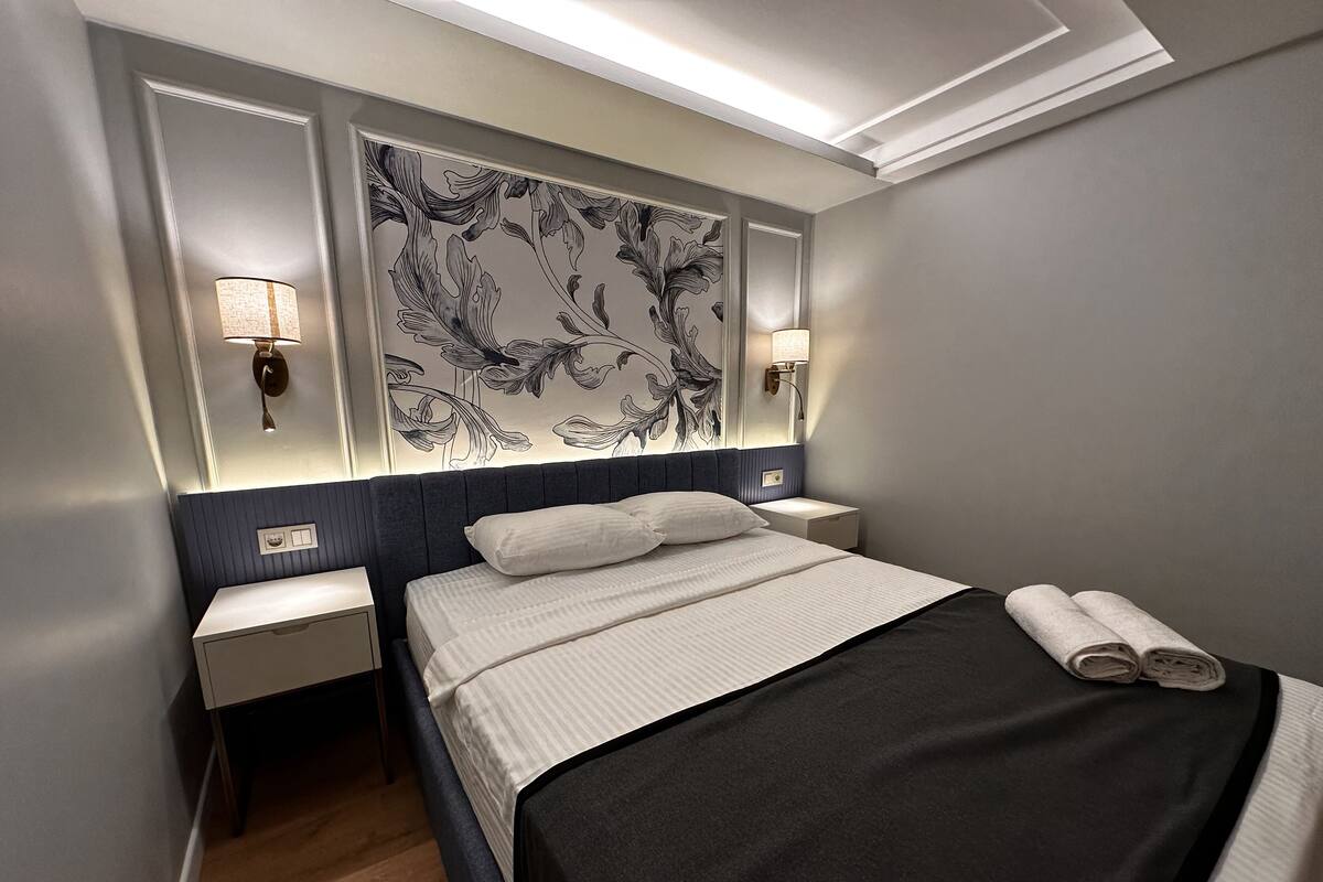 Classic Studio Suite | Premium bedding, in-room safe, desk, laptop workspace