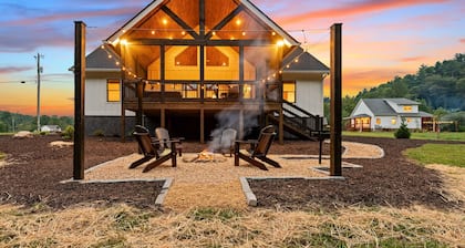 NEW Creekfront Home/Hot Tub/Firepit/Walking Trails/Mountaintown Creek/Ellijay#3W