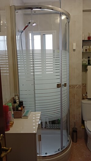 Douche, sèche-cheveux, bidet, serviettes fournies