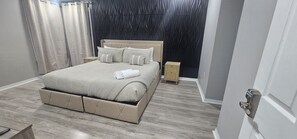 4 Schlafzimmer, Schreibtisch, Bügeleisen/Bügelbrett, WLAN