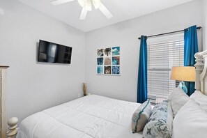 Tabla de planchar con plancha, wifi y ropa de cama