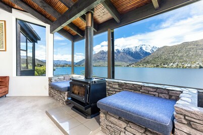 Absolutely Lakeside House - 5mins to Town - Step outside to the lake and trail.