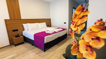 Comfort-Zimmer, 1 Queen-Bett, Balkon | Laptopgeeigneter Arbeitsplatz, schallisolierte Zimmer, kostenloses WLAN