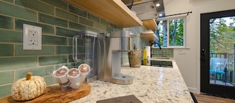 Newly Renovated + King Suite + Steps 2 Town, The Gateway Barn- Newly Renovated!