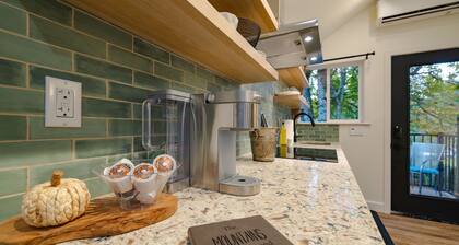 Newly Renovated + King Suite + Steps 2 Town, The Gateway Barn- Newly Renovated!