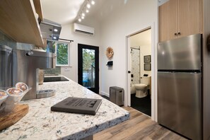 Kylskåp, mikrovågsugn, spishäll och diskmaskin