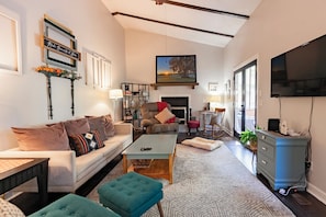 Smart TV, lareira, DVD player, livros