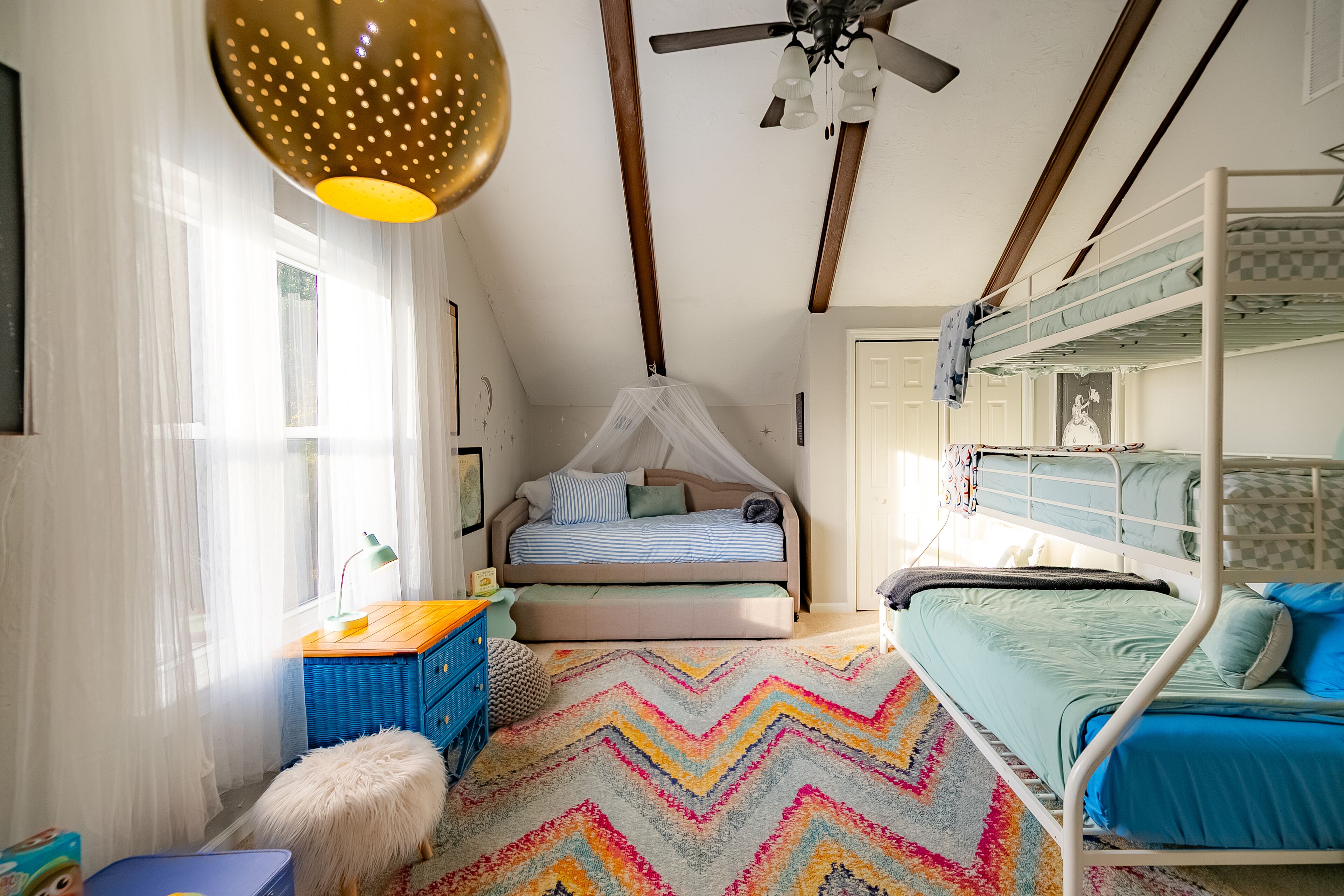 4 chambres, bureau, fer et planche à repasser, lit parapluie